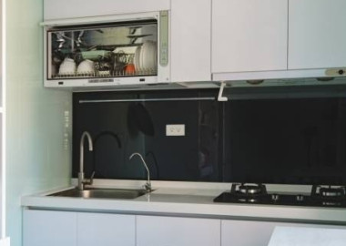 一字型廚具搭配電器櫃與矮櫃增加使用檯面。