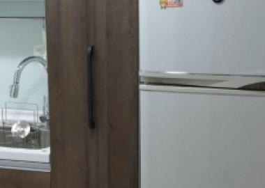 將冰箱整合進廚具內一體式規劃。