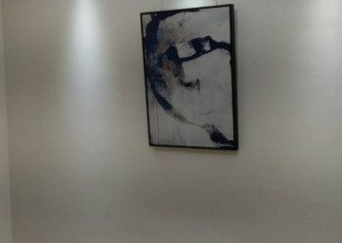 客廳做局部層板安裝間接照明與嵌燈。