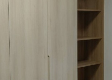 門片以內凹導角做把手讓視覺維持乾淨俐落。
