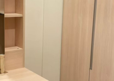 將化妝桌規劃在更衣室內，著衣化妝更方便。