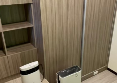 次臥以木紋系統板材打造衣櫃、書櫃、床架等機能家具。