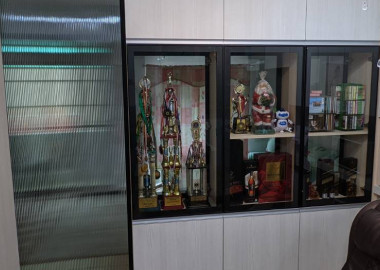 以玻璃展示櫃做隔間。