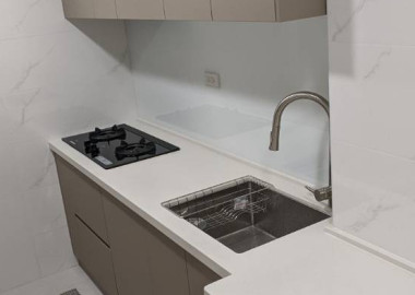 順應空間條件規劃廚具與備餐檯面。