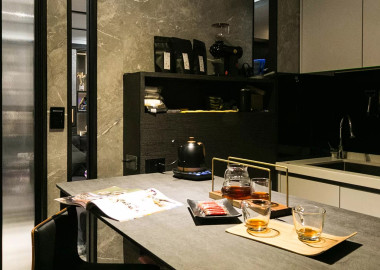廚房到客廳的延伸，用餐區結合燒烤室功能。