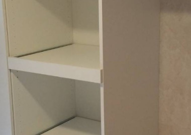廚房以白色板材規劃電器櫃。