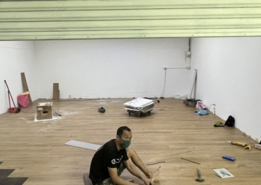 木地板施工照。