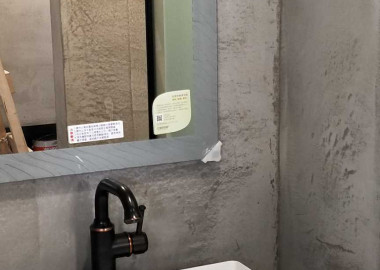 衛浴延續了公共空間的水泥質感，呈現粗獷質樸的氣氛。