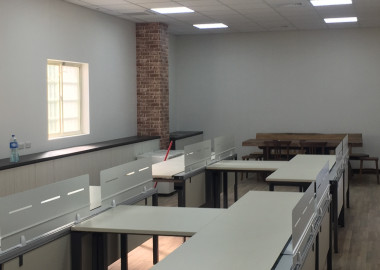 以活動家具與簡約的空間基底打造高效率辦公室。