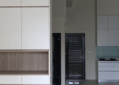 以家事操作動線規劃Ｌ型廚具聯結電器櫃設計。
