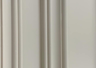 線板裝飾牆面營造凹凸光影細節。