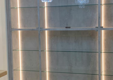 樓梯間以水晶吊燈彰顯挑高大氣感。