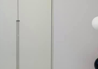 櫃體把手以內凹導角設計。