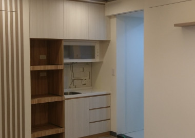 廚房外規劃水槽與電器櫃擴充內廚房機能。