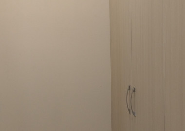 走道寬度預留人站在櫃前開啟門片轉的深度。
