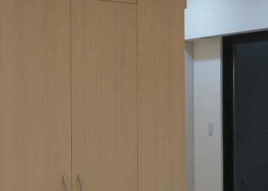 櫃體局部開放式設計，並以深色木質跳色。