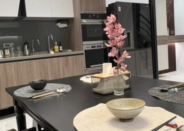 開放式餐廚區整合了做菜料理與用餐機能。
