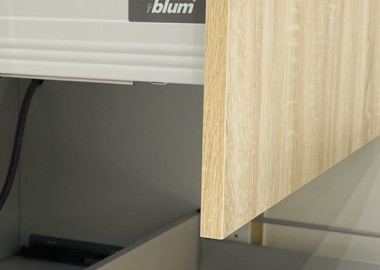 選用blum鋁抽內建緩衝系統使用滑順又耐重。