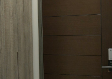 根據建築原始條件規劃獨立玄關區，滿足鞋子與外出用品收納。