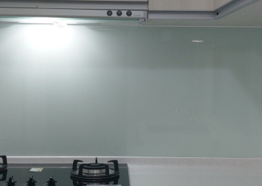 L型廚具容納小宅生活的烹飪與收納機能。