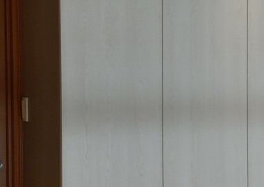 衣櫃把手採用導角設計讓畫面分割變簡潔。