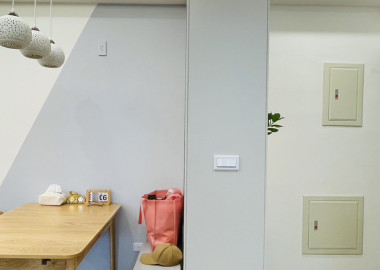 餐廳以玄關櫃體區隔界定，牆面局部跳色更顯活潑生動。