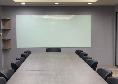 以玻璃鐵件摺疊門區隔教室與會議室。