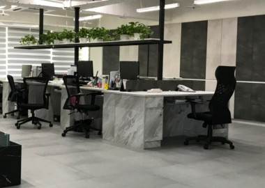 近百坪寬廣的辦公室，僅規劃不到30個工位的辦公室設計。