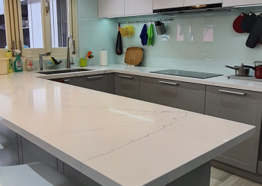 吧檯與廚具一體化設計串聯電器櫃。