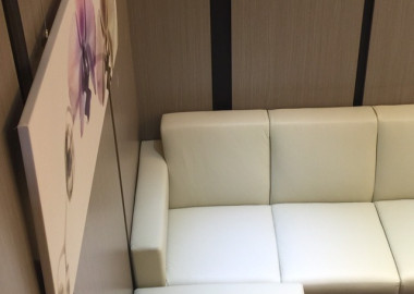 木質色塊牆面錯落搭配使空間更富層次。