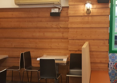 以木壁板營造空間的質樸懷舊感。