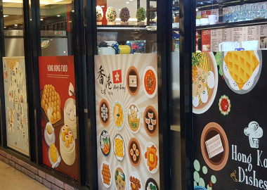 落地櫥窗以大圖輸出玻貼展示販售餐點。