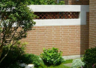 醫美診所建物外部側面庭園步道規劃。