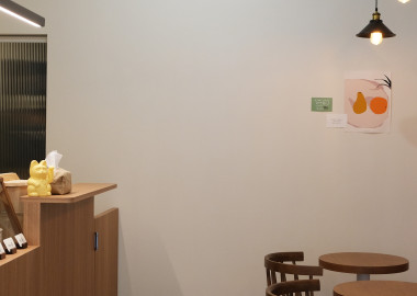 客座區規劃了舒適的木質卡座搭配餐桌、餐椅。