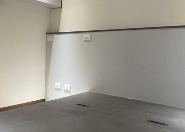 臥室以淺灰色床頭板和櫃體為空間增加層次感。