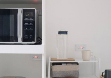 以白色廚櫃整合廚房小家電與雜物收納。
