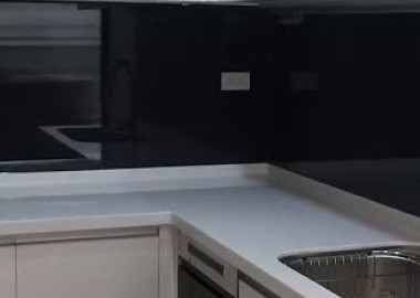L型廚具中段以黑色烤玻防濺防汙。