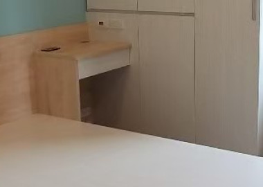 臥室規劃充足收納，床頭牆面跳色處理。