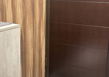 水泥粉光+六角磚地坪規劃返家換鞋落塵區。