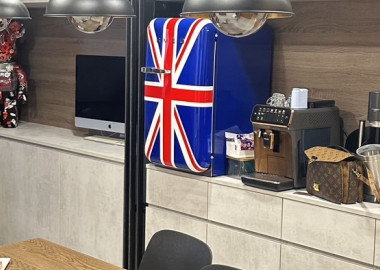 餐桌上方的鐵件吊燈與展示櫃相呼應，搭配木質餐桌，讓家時尚又充滿溫度。