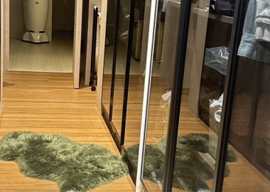 鐵件&玻璃更衣間設計帶出時尚感。