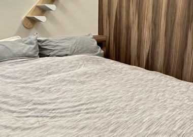 木與白的元素搭配打造舒適的睡眠氛圍。