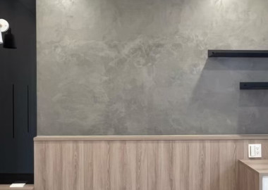 以黑鏡、特殊漆和金屬層板設計床頭，並規劃單邊床頭櫃與書桌。
