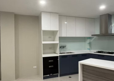 為滿足店面的居住需求，規劃結合吧檯的L型機能廚房。