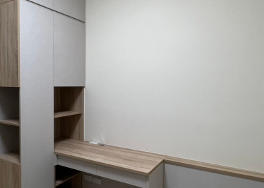 客臥櫃體與書桌、床架一體化設計。