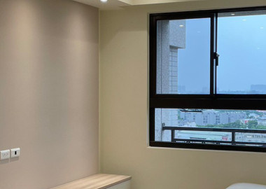 電視牆留白以玻璃展示櫃和懸空矮櫃滿足收納需求。