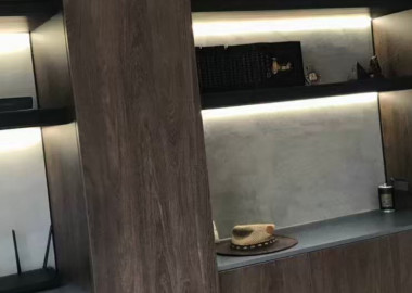 結合層板與封閉式櫃體規劃展示收納櫃。