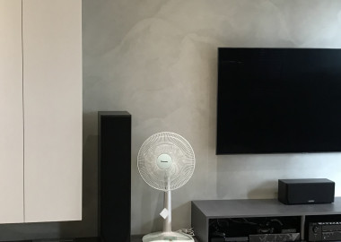 懸浮設計櫃體連結簡約電視牆滿足不同區域收納機能。