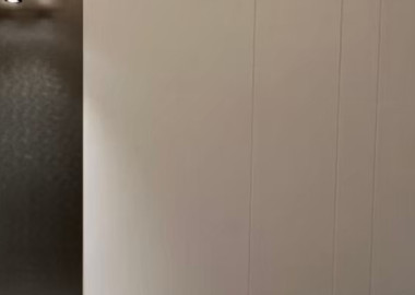 牆面以深淺對比區隔床位與書桌區。
