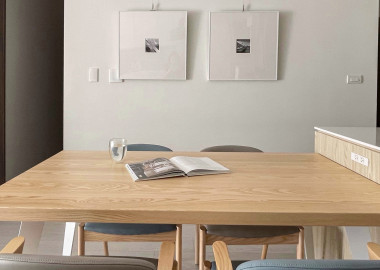 緊鄰中島的餐桌椅，吊燈可增添氣氛感。